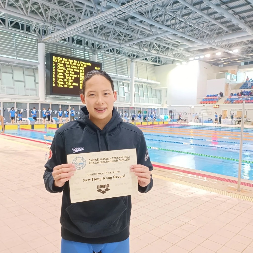 楊凱晴周日在香港長池游泳計時賽的女子200米蝶泳一口氣打破香港紀錄以及15-17歲的分齡紀錄. 中國香港泳總