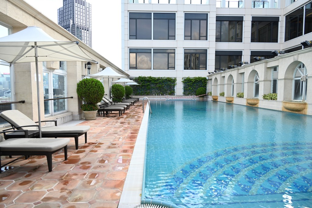 酒店设有长二十五米的室外恒温泳池。