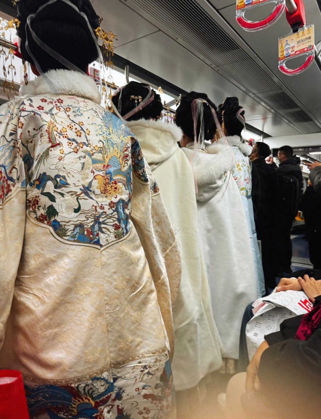 在地铁上穿着汉服（小红书）
