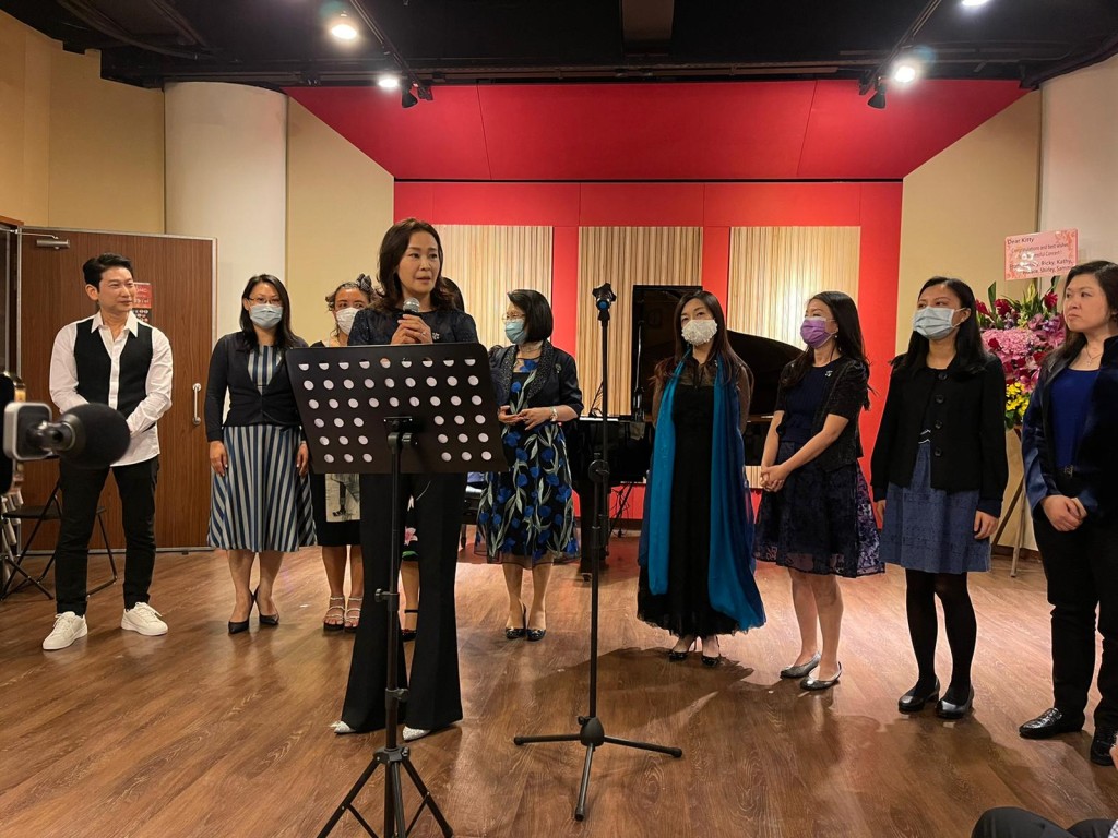 楊立門(後排左一)和女律師詠團合唱「祝福」。(徐曉伊攝)