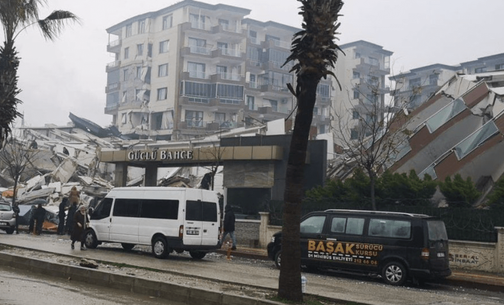 位于安塔基亚（Antakya）的Guclu Bahce公寓，资料显示是在2019年11月完工，同样在今次地震中土崩瓦解。