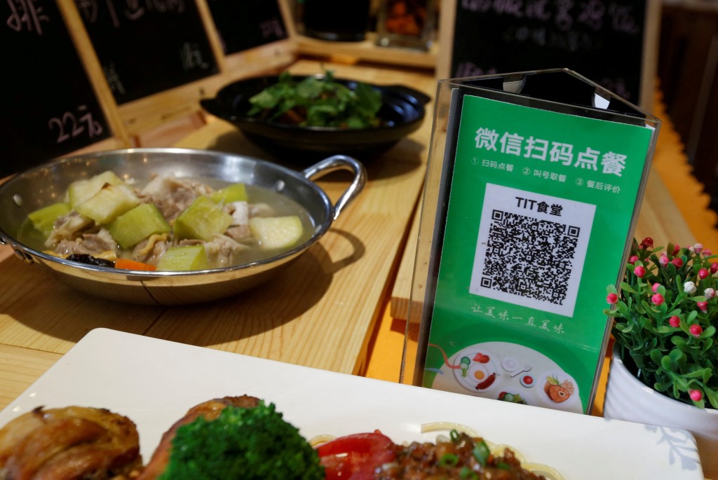 只要下载和开通WeChat Pay HK帐户，用户到内地消费可以使用自己的手机进行支付，不需要再携带大量现金或信用卡，方便又安全（图片来源：星岛图库）