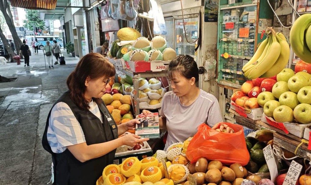 《2025年控煙法例（修訂）條例》於9月19日刊憲後，海關派員加強巡查香煙零售點，並向商戶介紹私煙相關法例的最新修訂。 