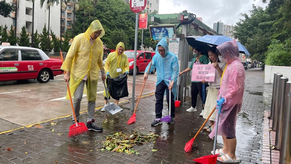 深水埗富昌關愛隊周一下午出動，落區清理路面落葉等雜物。梁文廣facebook圖片