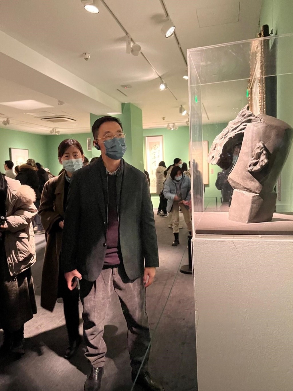 文化體育及旅遊局局長楊潤雄（右）參觀北京中國美術館。