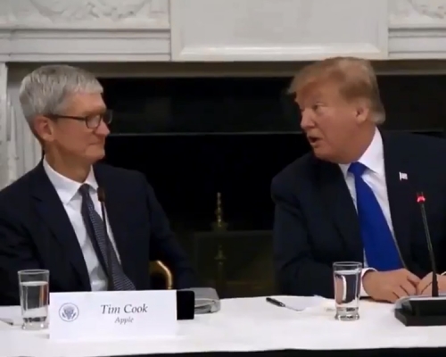特朗普(右)誤叫Tim Cook(左)為"Tim Apple"。影片截圖