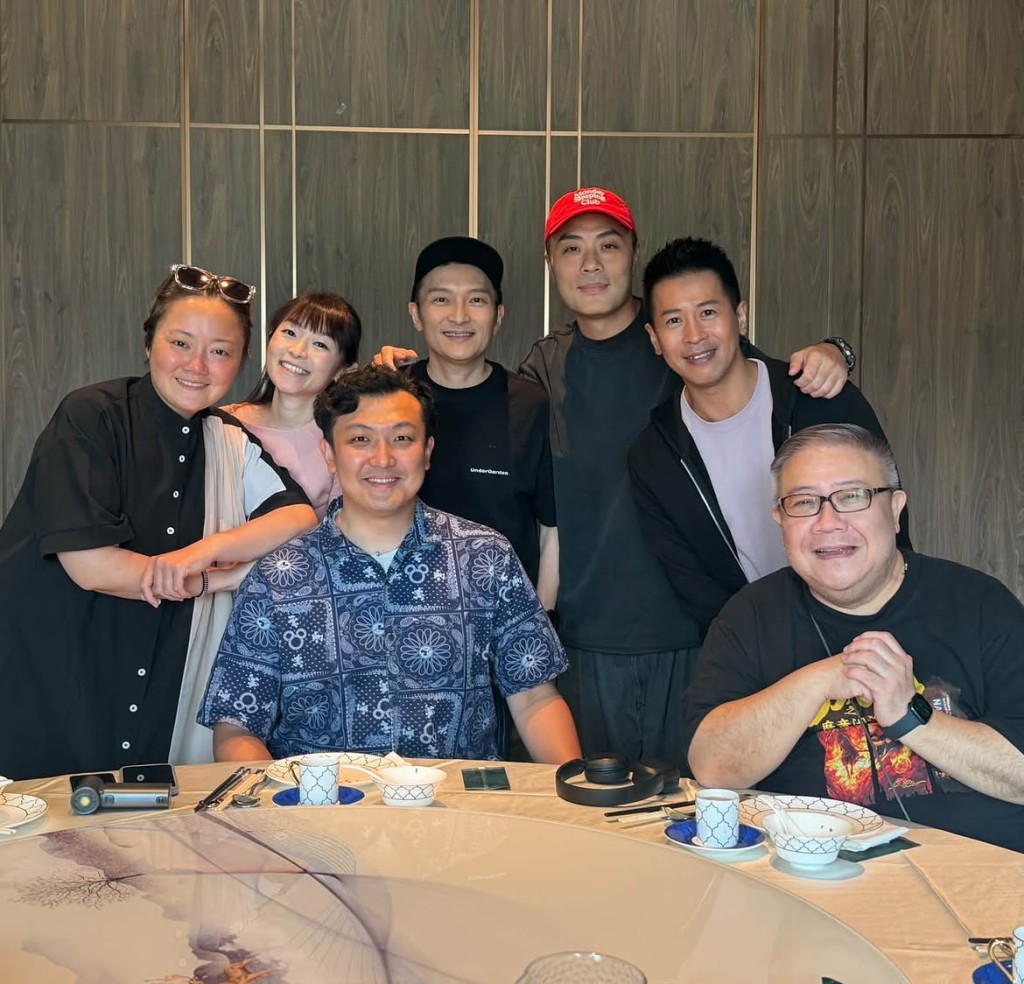 劉錫賢與蔡梓銘等A記朋友聚會。