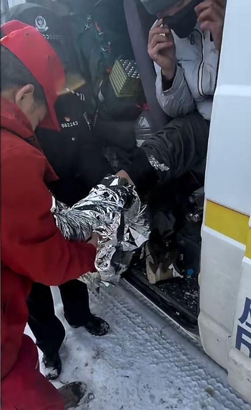 5人違規穿越鰲太線，將手機調至「飛行模式」，阻礙搜救最終3人罹難。