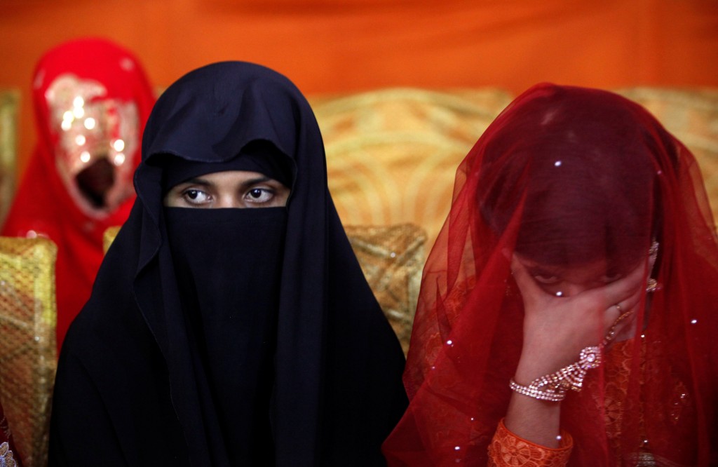 巴基斯坦卡拉奇一個集體婚禮上的新娘與伴娘。 路透社