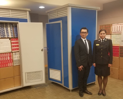 不法份子利用流動廁所掩飾走私香煙。 楊偉亨攝