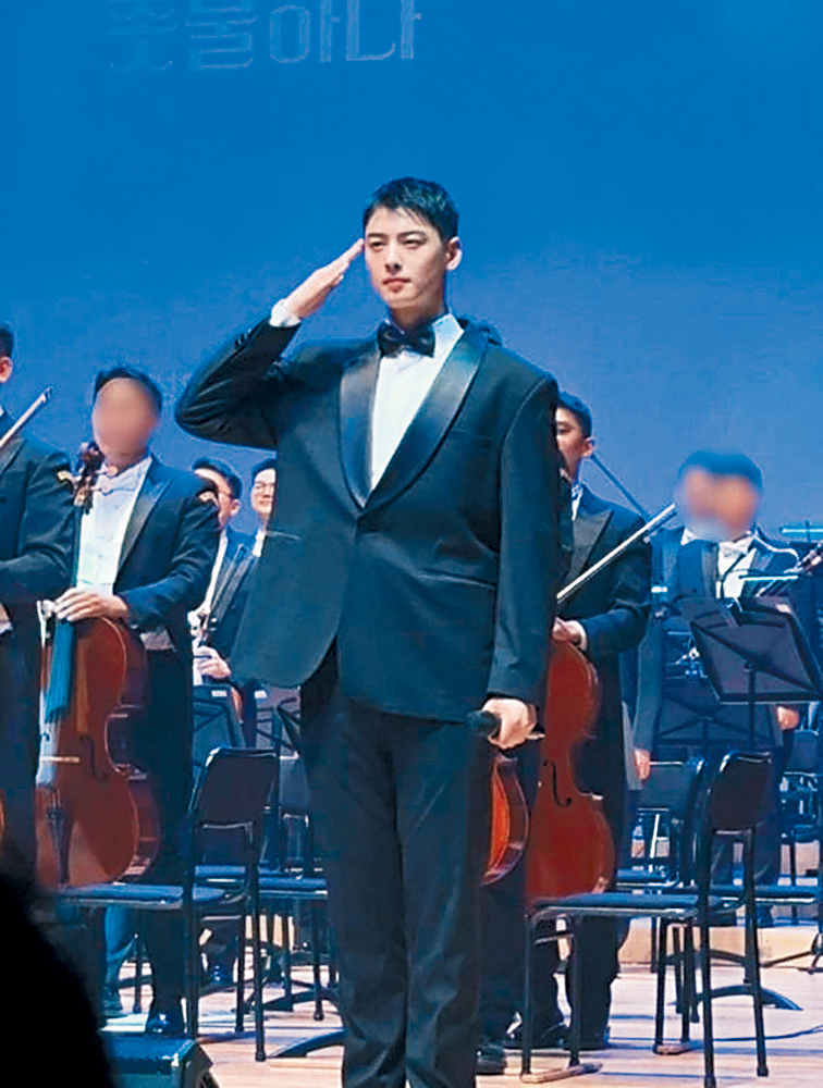 車銀優為軍樂隊活動登台演出，其敬禮身姿依然挺拔有型。