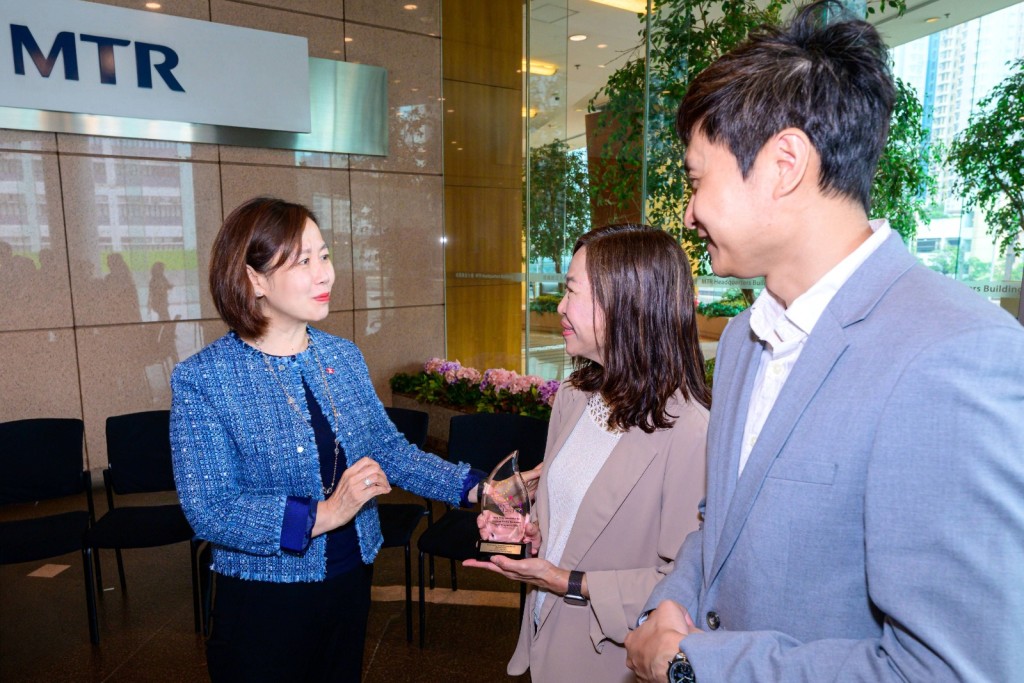 港鐵公司行政總裁楊美珍（前排中）及管理層祝賀得獎代表，鼓勵同事持續提升顧客服務。