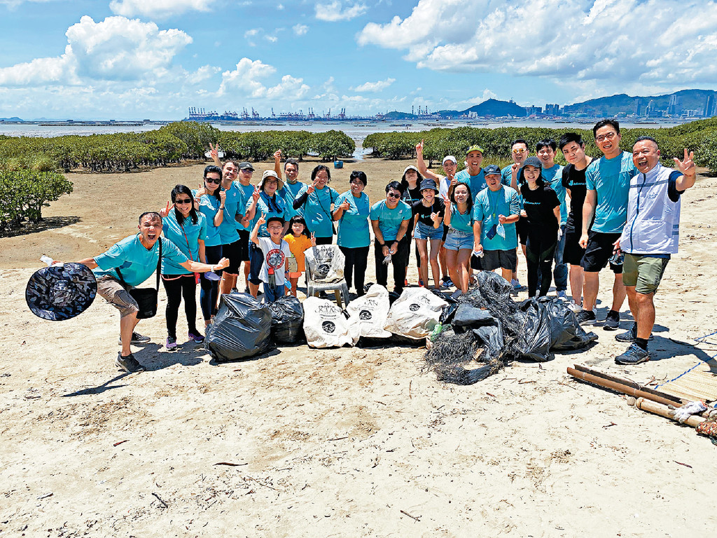 ■戶戶送團隊在下白泥海岸清潔海灘，收集海洋垃圾。