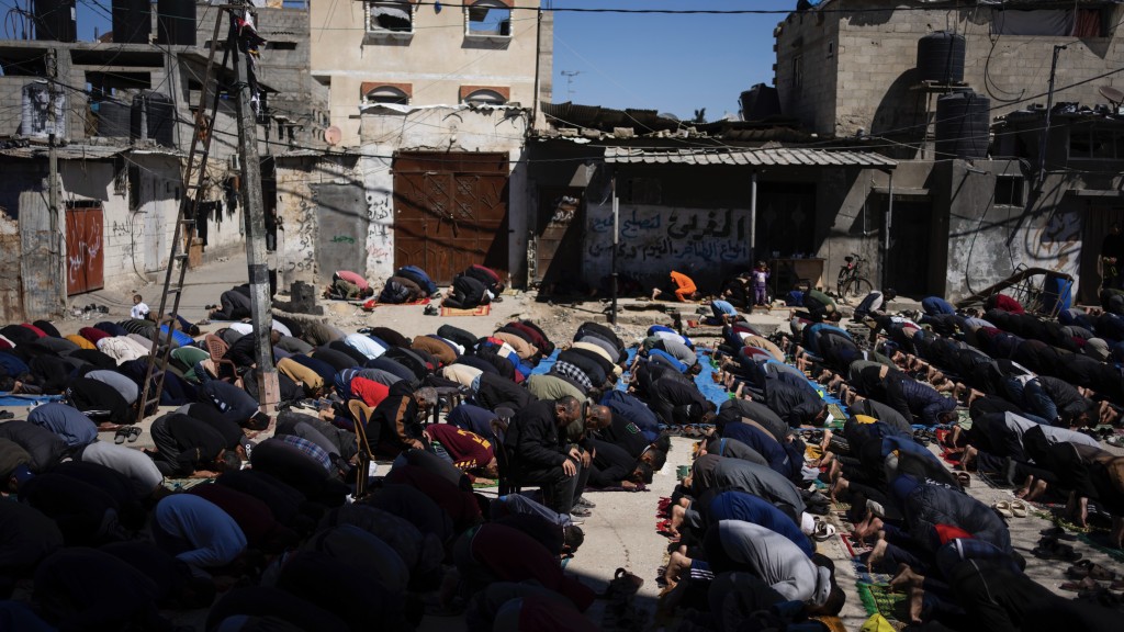 巴勒斯坦人在拉法一所被空襲擊毀的清真寺附近守齋戒。 美聯社