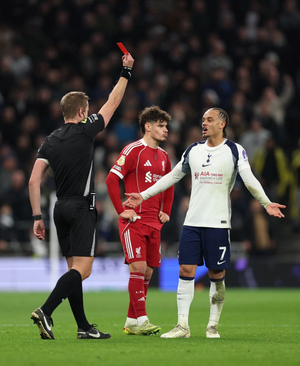 西蒙斯33分鐘直紅被逐，熱刺踢少個。路透社