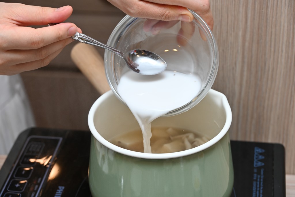 Step 7: 加調味料及生粉水拌勻。 Add the seasoning and cornstarch water, stir well.