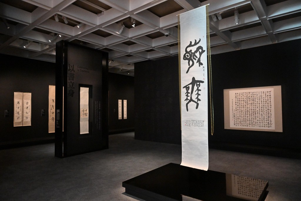 翟仕堯立根傳統，研習古文字的作品：《篆書「穎舞」》及《臨散盤銘》