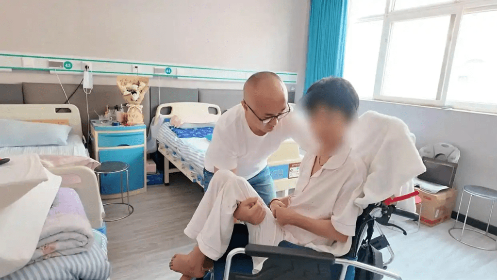 19歲男子入室行兇,母拚死護女被打至腦萎縮,如八九十歲老人。 19歲男子入室行兇,母拚死護女被打至腦萎縮,如八九十歲老人。