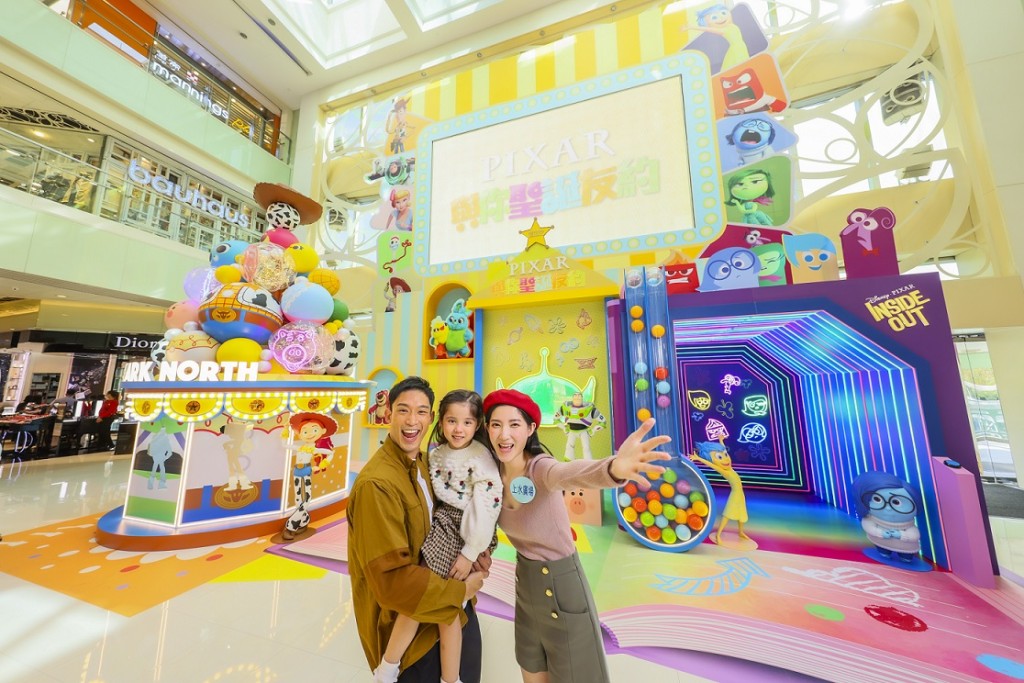 上水廣場內有逾5.5米高、逾35個《反斗奇兵》角色主題巨型波波砌成的炫亮聖誕樹, 上水廣場內有逾5.5米高、逾35個《反斗奇兵》角色主題巨型波波砌成的炫亮聖誕樹,