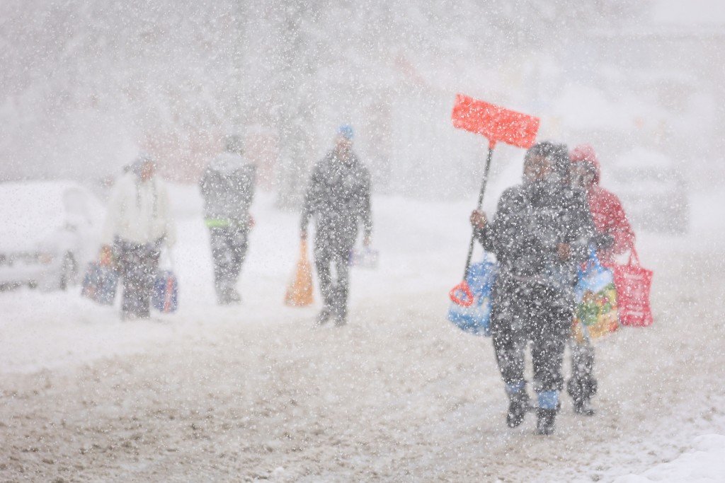 美國遭冬季風暴持續吹襲，最少有83人因極端天氣死亡。路透社