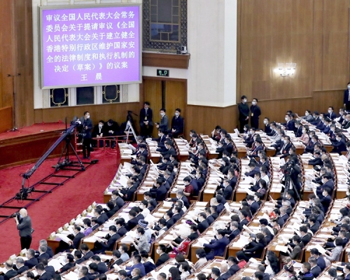 草案獲高票通過。新華社資料圖片