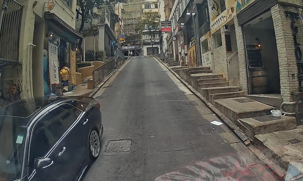 逆駕私家車剷上行人路讓路。fb：車cam L（香港群組）