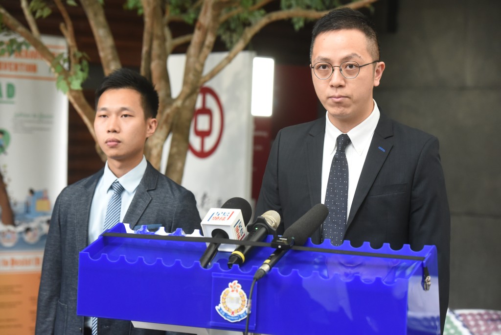新界南总区反三合会行动组总督察刘煜华（右）、高级督察吴子浩（左）。黄文威摄