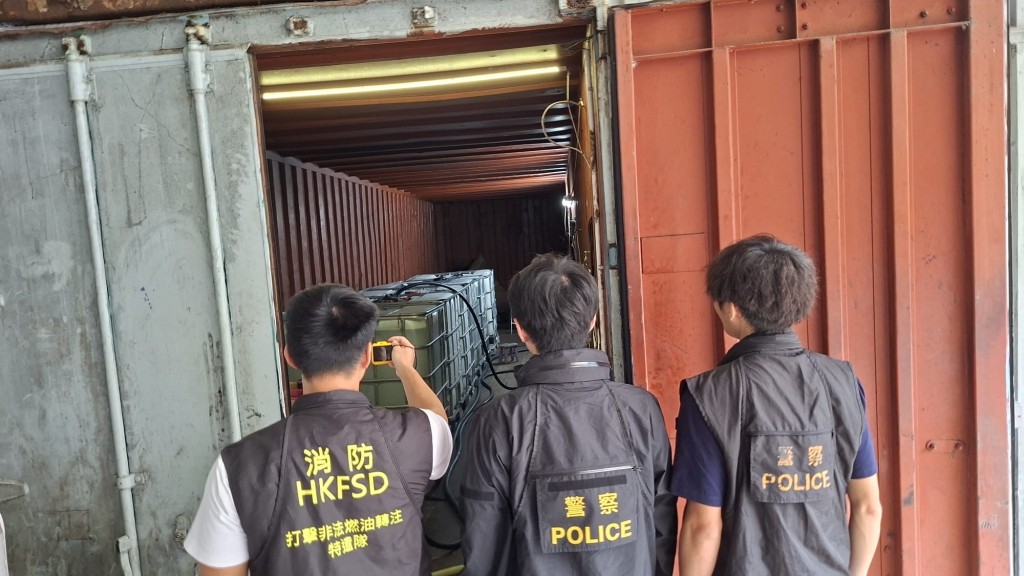 警反黑联同消防打击非法油站 检15万元私油 拘捕47岁男。警方图片