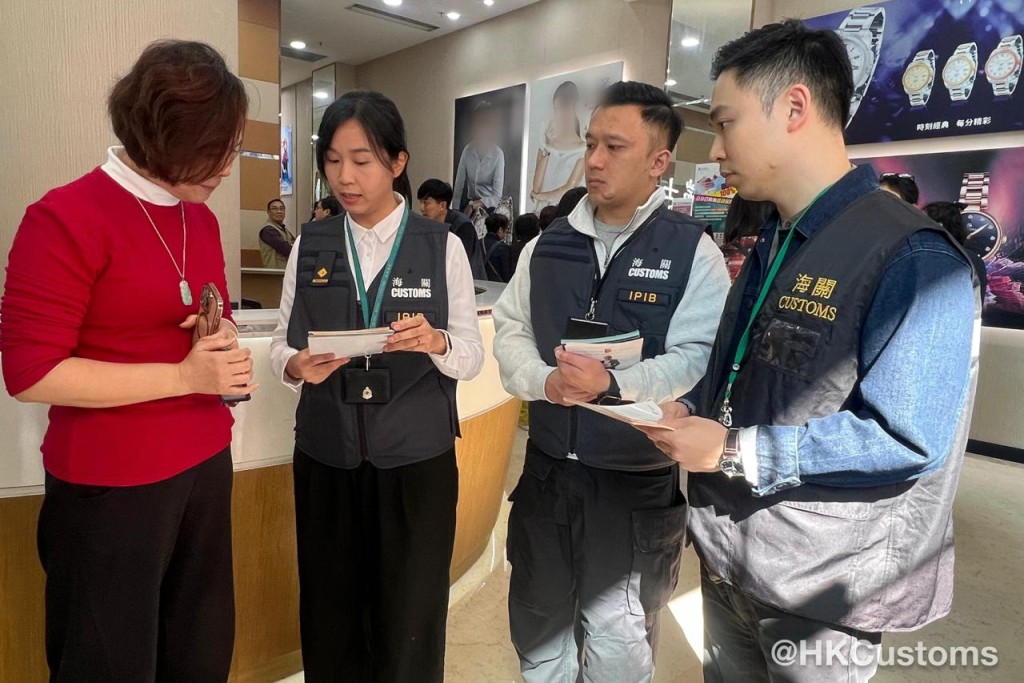 海關與旅監局展開聯合巡查行動，向旅監局旗下已註冊的商戶宣傳合規經營原則，並提醒必須嚴格遵守《商品說明條例》的規定。香港海關fb圖片