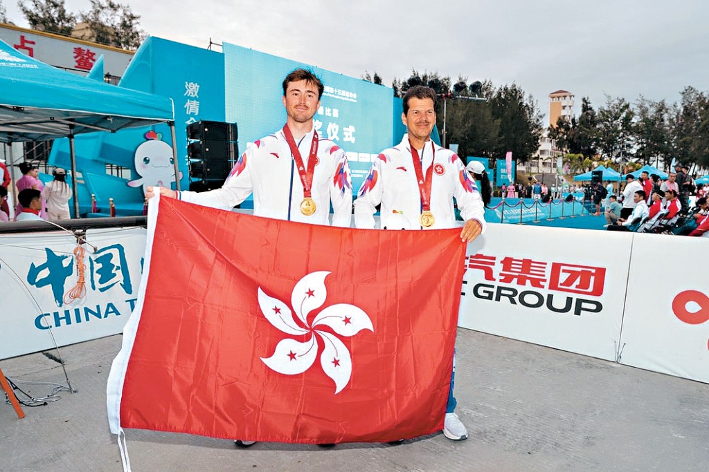 帆船運動員貝俊龍（左）在十五運會競賽項目，為港隊奪得首面金牌。