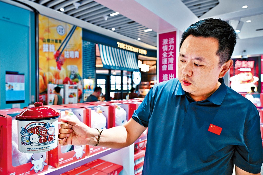 迂方明指印有「掂過碌蔗」嘅祝福款搪瓷杯最受歡迎。 迂方明指印有「掂過碌蔗」嘅祝福款搪瓷杯最受歡迎。