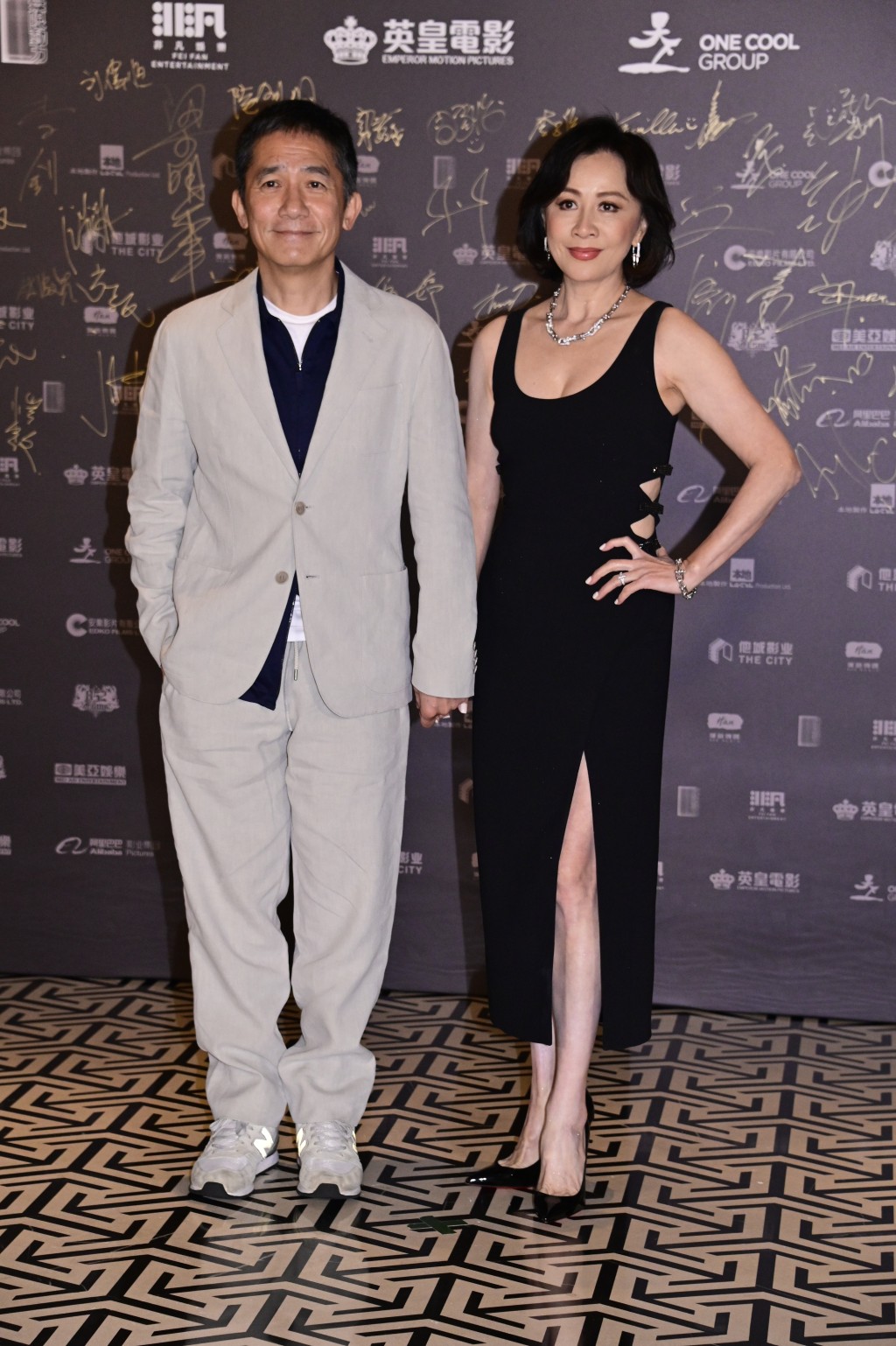 刘嘉玲（右）穿黑色U领背心长裙，尽骚3寸事业线。