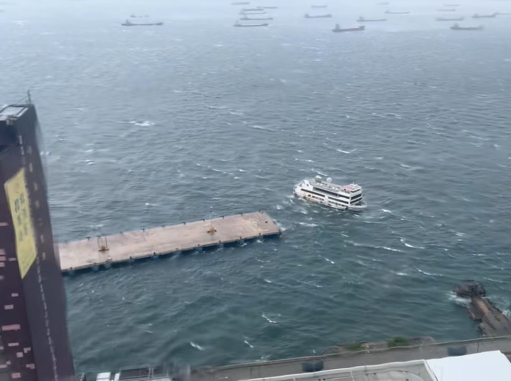 船隻撞向碼頭前，在海浪中不斷漂浮。fb「西環變幻時」影片截圖