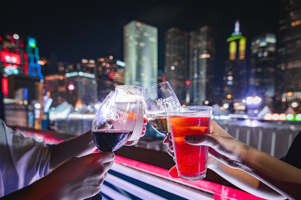 酒迷享受一站式環球品酒體驗。 酒迷享受一站式環球品酒體驗。