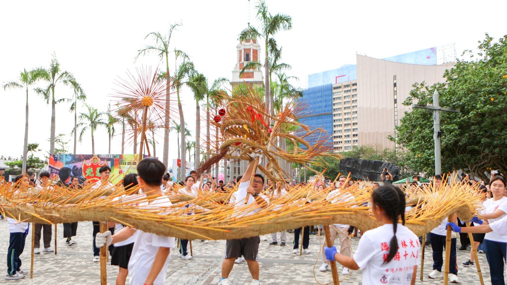 「香港賽馬會呈獻系列︰香港非遺月2026開幕嘉年華」透過精彩活動和攤位,讓公眾及旅客深入認識香港的非遺技藝,親身感受非遺的內涵和樂趣。 「香港賽馬會呈獻系列︰香港非遺月2026開幕嘉年華」透過精彩活動和攤位,讓公眾及旅客深入認識香港的非遺技藝,親身感受非遺的內涵和樂趣。