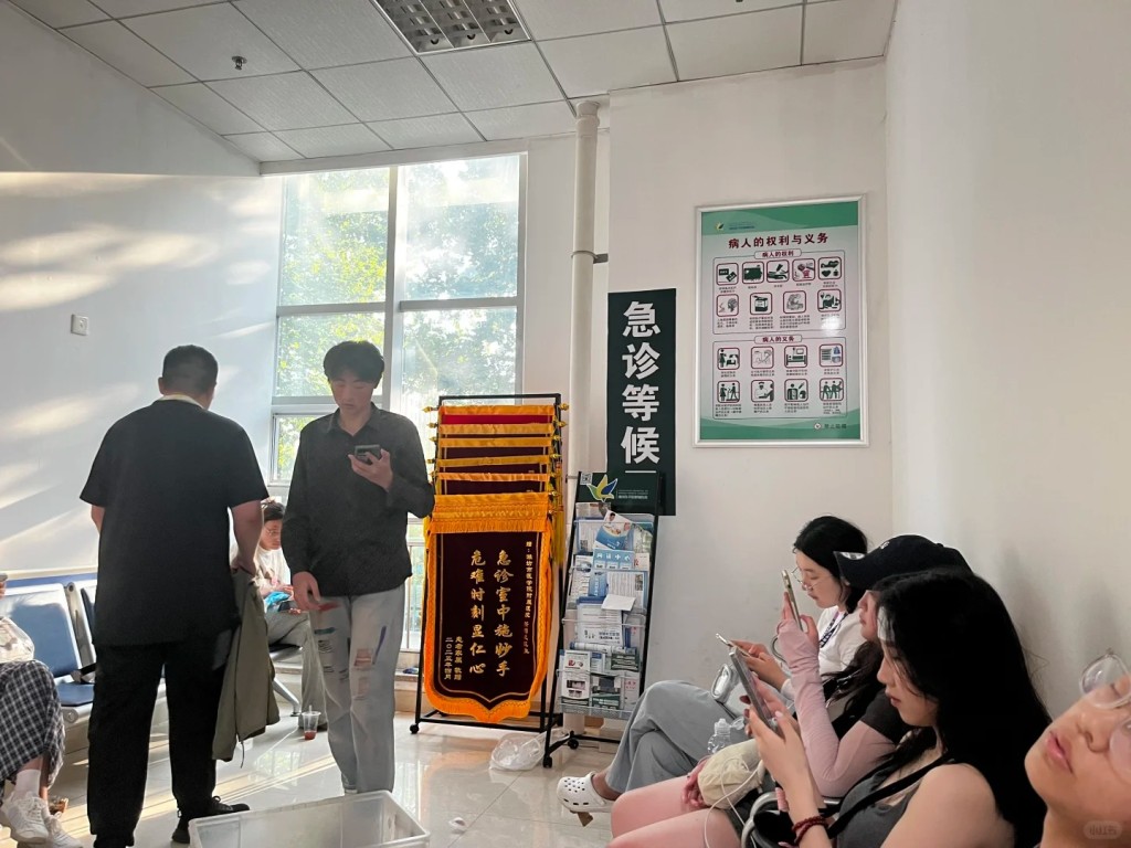 熱浪襲山東,濰坊新青年音樂節有多名樂迷中暑不適。小紅書@噶你腰子 熱浪襲山東,濰坊新青年音樂節有多名樂迷中暑不適。小紅書@噶你腰子