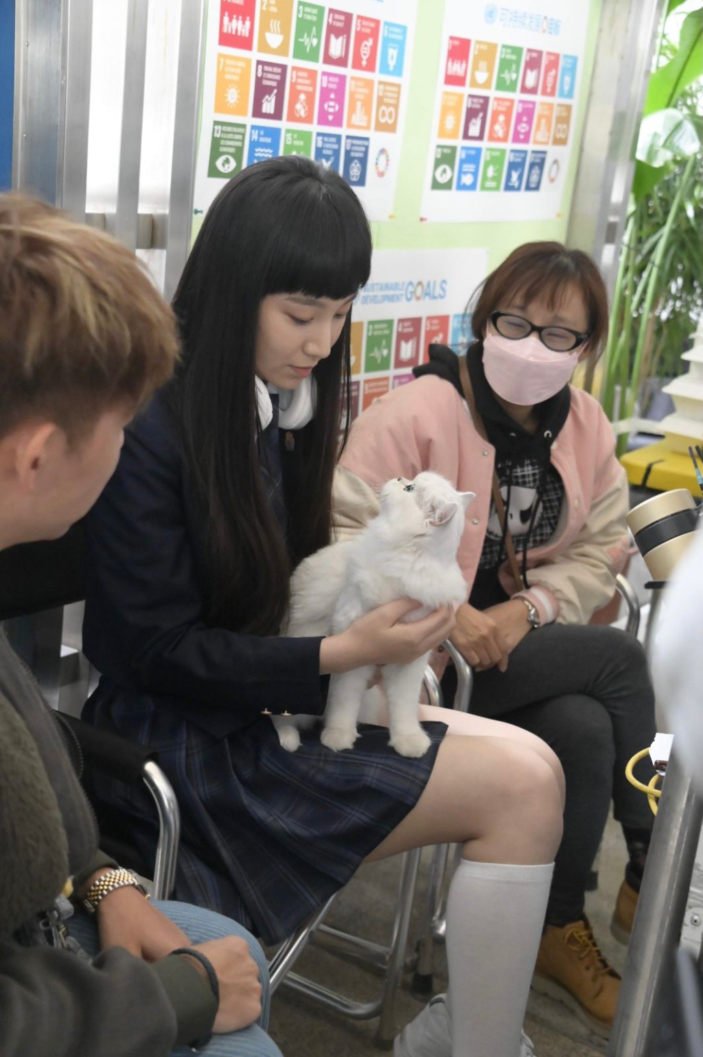 未埋位時總導演李敏先讓Gigi試抱貓貓,希望可以熟絡易入戲!