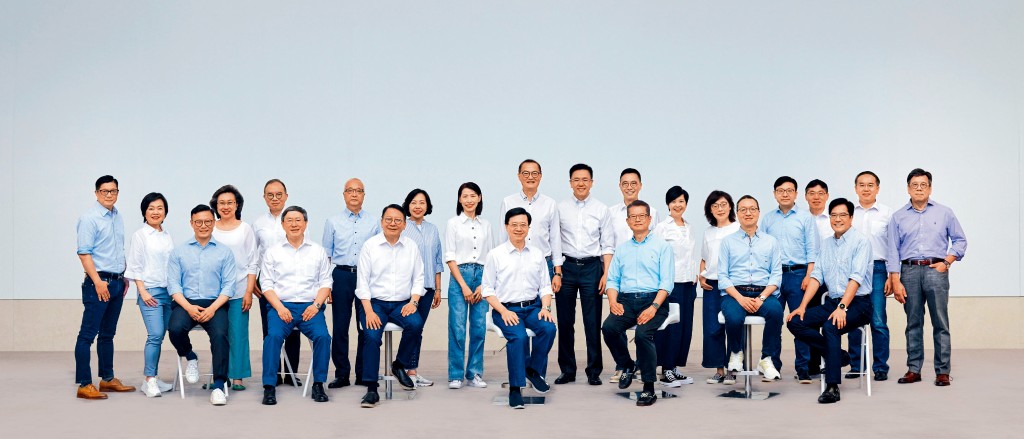 行政長官李家超與今屆政府全體司局長合影。