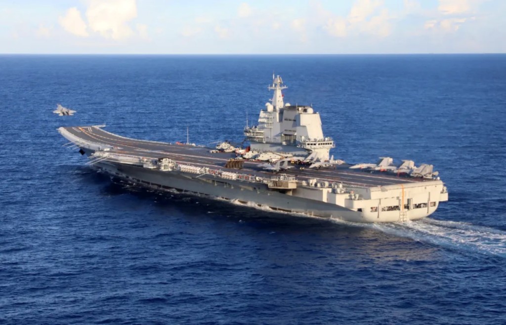 山東艦放飛艦載戰鬥機。人民日報圖片