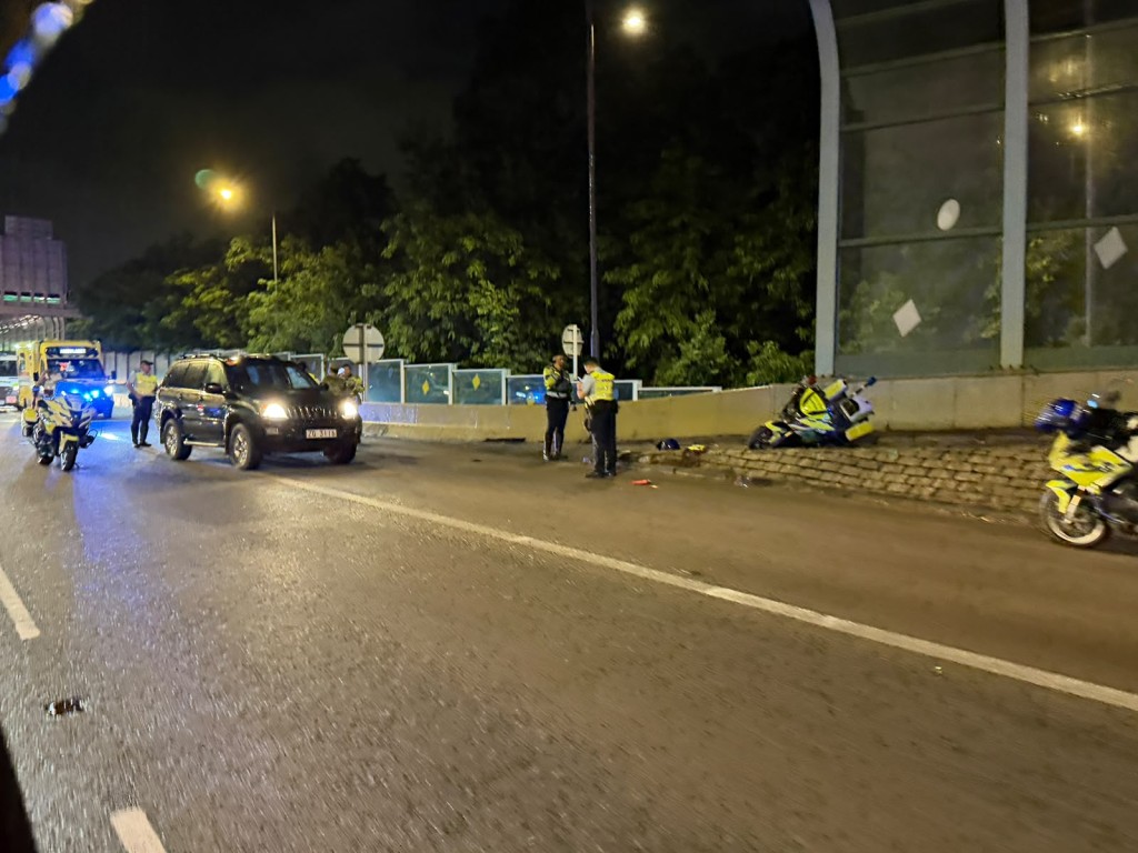 警察電單車翻側，碎片散落一地。