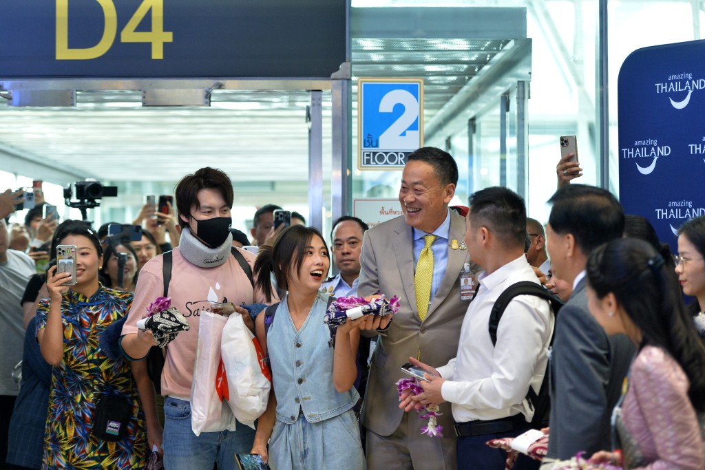 去年9月泰国对中国游客实施为期约5个月的免签政策，免签首日泰国总理赛塔与多名政府高官前往首都曼谷的素万那普国际机场迎接中国游客。 新华社