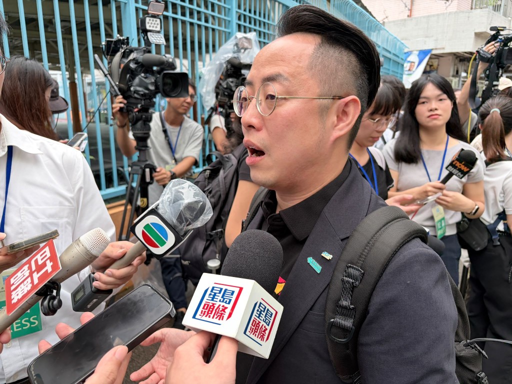 余先生建議政府嘗試調整策略,改以逆向思維,透過「引進來」的方式舉辦更多國際活動讓青年參與,提升整體效益。 余先生建議政府嘗試調整策略,改以逆向思維,透過「引進來」的方式舉辦更多國際活動讓青年參與,提升整體效益。