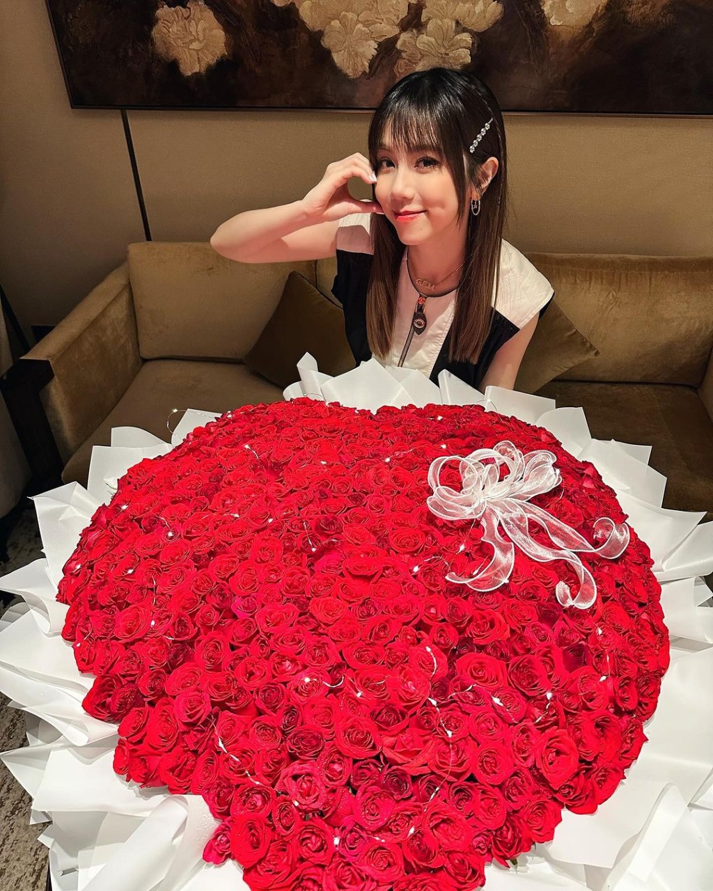 鄧紫棋32歲生日獲贈巨型玫瑰。