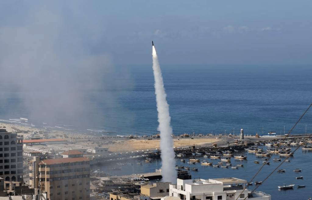 巴勒斯坦武裝分子在加沙城向以色列發射火箭。路透社