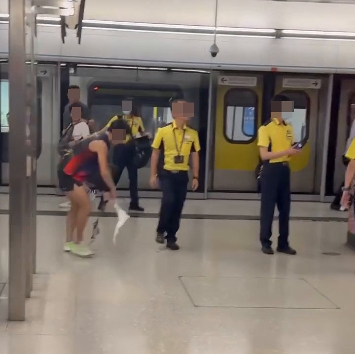 據了解,涉案的49歲男子懷疑於扶手 電梯上,無讓路予39歲男子行過,雙 方於是發生爭執。 facebook截圖 據了解,涉案的49歲男子懷疑於扶手 電梯上,無讓路予39歲男子行過,雙 方於是發生爭執。 facebook截圖