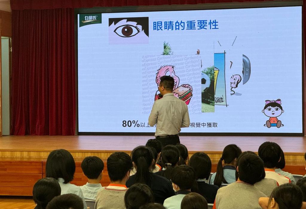 因应儿童近视低龄化趋势上升，香港眼科视光师学会到不同学校进行保健讲座。