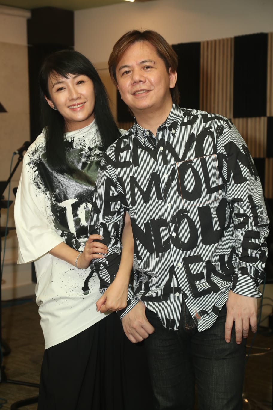 何婉盈与伍仲衡。