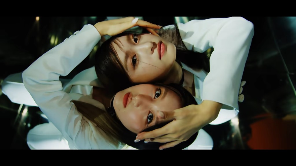 成員Gaeul(下)與Leeseo(上)好有雙胞胎feel。