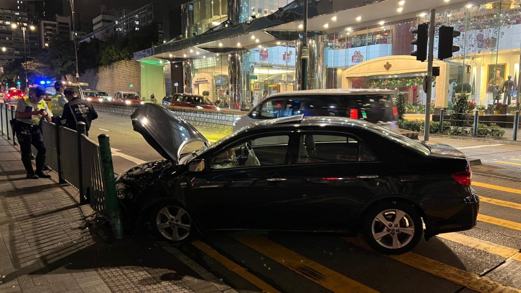 私家車失事撞欄。