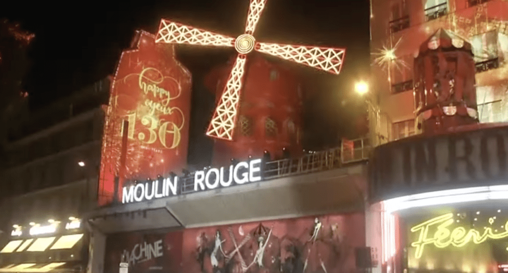 “红磨坊”（Moulin Rouge）是巴黎著名地标景点。